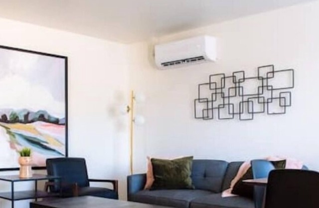 Renovated Beautiful condo Downtown \10min Airport