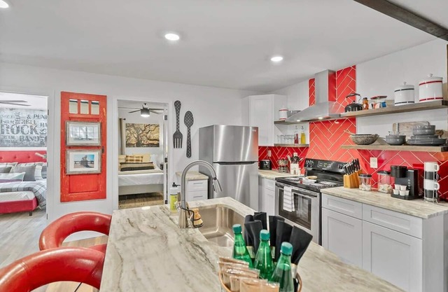 Renovated Bungalow with Work Space, Kitchen, Patio