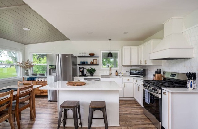 Renovated Cityside Farmhouse, Garden/Historic Barn