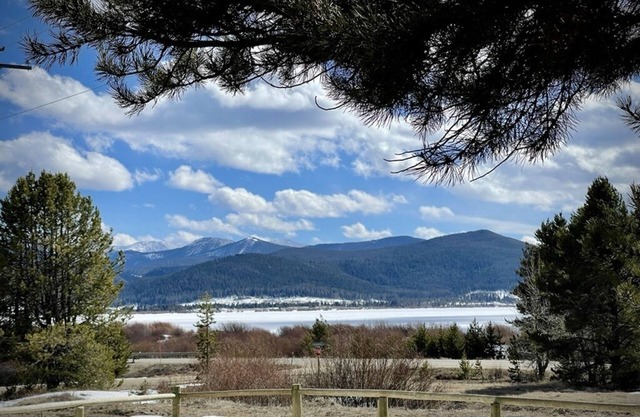 Renovated cabin w stellar lake views, 1 min to lake, 5 miles Discovery Ski Area!