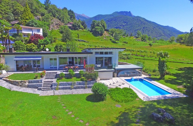 Renoviertes, grosszügiges Haus eingebettet in grossem Garten mit Schwimmbad