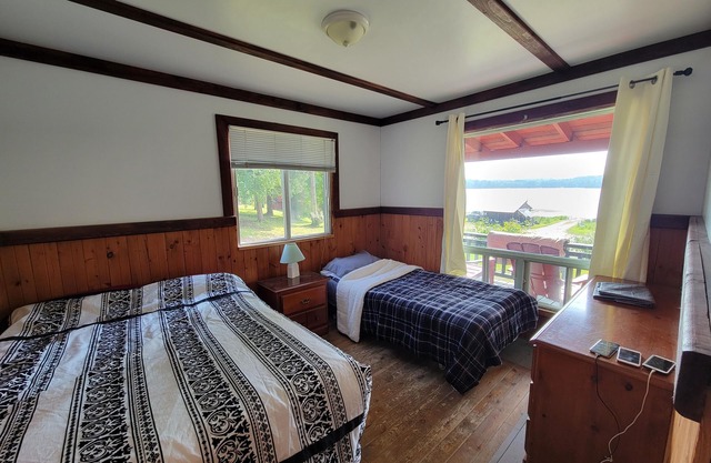 Renovated Chalet facing lac Heney in Gracefield Quebec