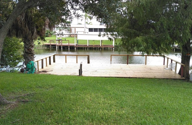 Renovated,clean,comfortable,trailer on canal with Lake Okeechobee access.