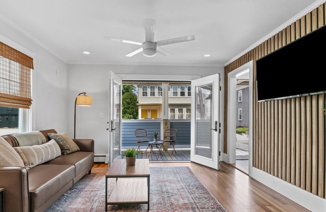 Renovated Coastal Retreat⎥+8 beds ⎥Historic Waterfront