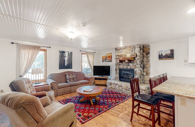 Renovated condo on the Yosemite boundary with central AC & EV charger