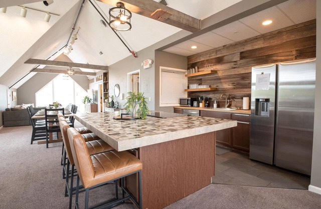 Renovated condo overlooking downtown Nashville. Steps to dining, shopping!