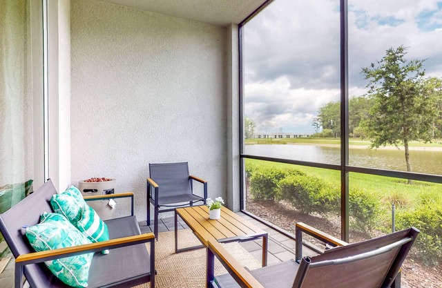 Renovated condo - pool, golf, & grill access