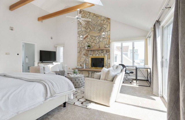 Renovated Contemporary with Bay views & Pool!