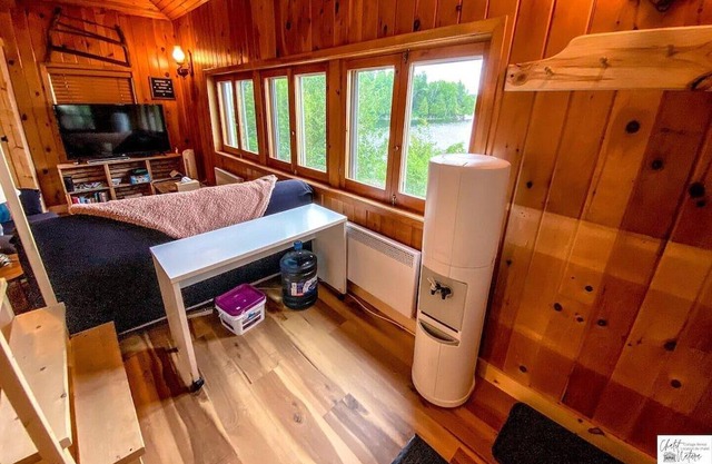 Renovated Cottage On Lake / Hot Tub / Canoe / WiFi