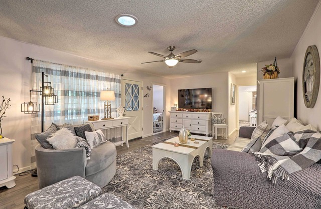 Renovated Cottage w/ Fire Pit in Munds Park!