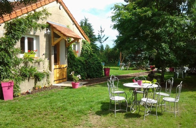 Gîte Luxueux avec Piscine Partagée, Parc Arboré et Activités près de Moulins