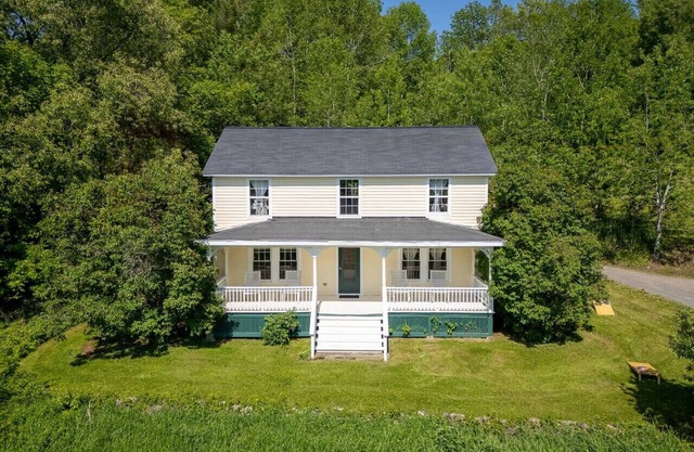 Renovated Country Farmhouse – Private, Pet-Friendly & Family Ready