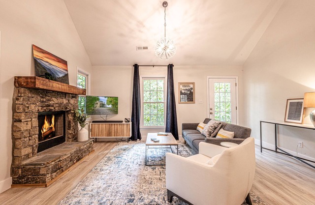 Renovated Cozy Cottage in Bryson City! Experience Fall in the Smokies!