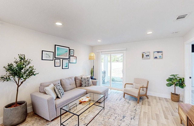 Renovated duplex near beach with central AC & private W/D-Dogs ok