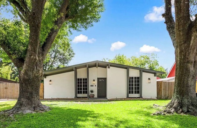 Renovated family friendly home between Houston and Galveston
