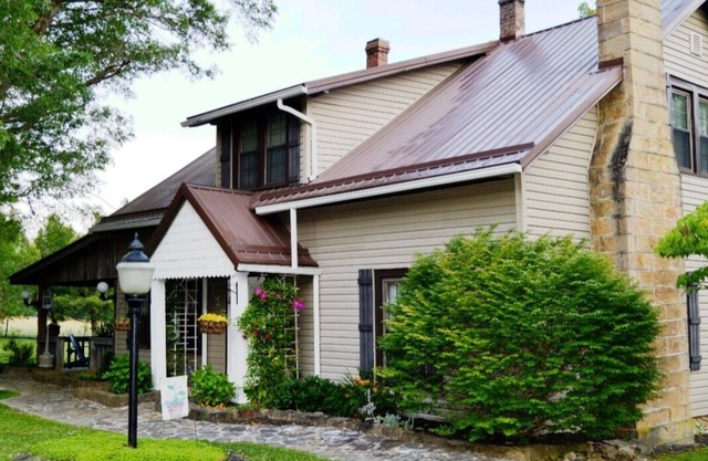 Renovated farmhouse - Mercer/Summer County
