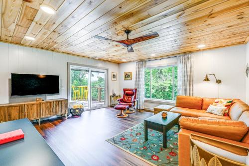 Renovated Franklin Home with Mountain-View Deck!