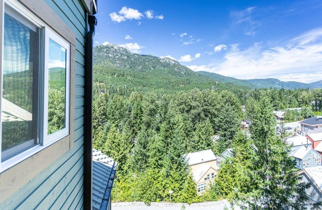 Renovated fully in 2020. Perched high up in Gondola Village. Free parking, walk to lifts