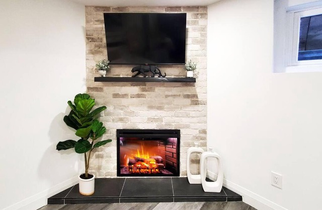 Renovated Guest Suite Near The Lake & High Park in Toronto!