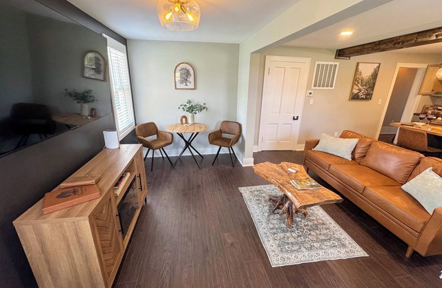 Renovated Historic 1870 Home 2 BR Suite on 1st Floor Full Amenities Firepit Deck