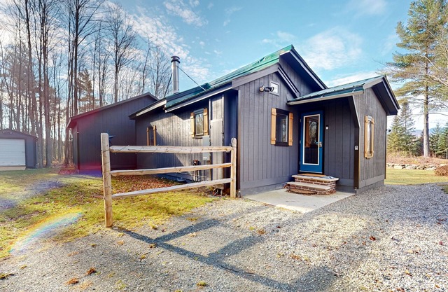 Renovated historic cabin with mountain views, lake access, & electric fireplace