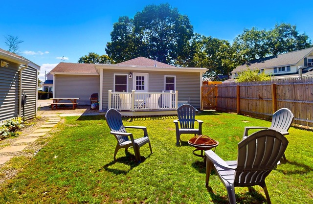 Renovated home and cottage with enclosed yard, grill, W/D - close to the beach