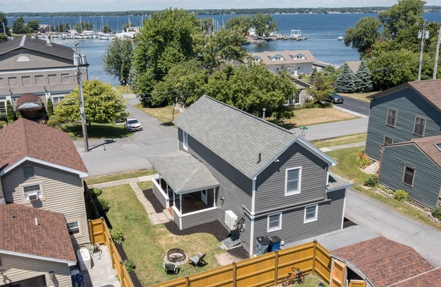 Renovated home with lake views in ❤️ of Sackets!