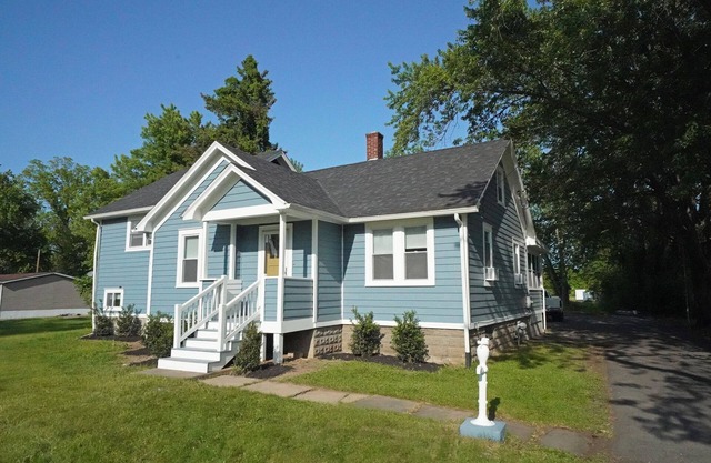 Renovated home with spa access Steps from Cantine Field/HITS