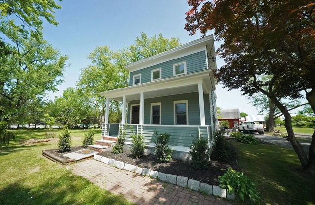 Renovated home with spa access Steps from Cantine Field/HITS