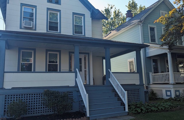 Renovated home with spa access Steps from Cantine Field/HITS