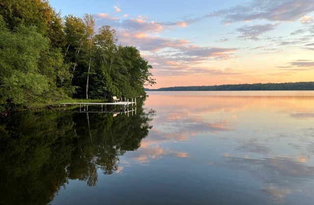 Renovated House on Fence Lake for Families, Sunset View, Boat Dock, Snomo Access