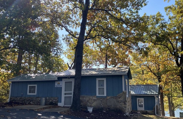 Renovated lake cabin with swimming pool + resort amenities!