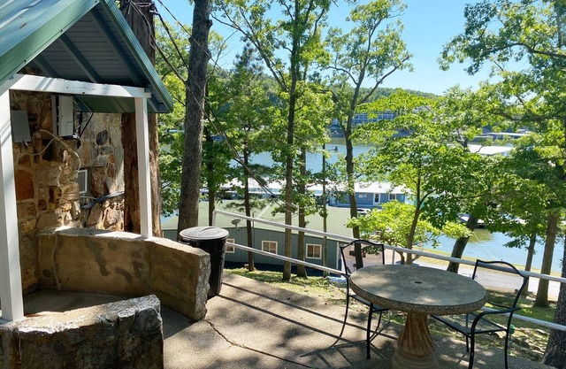 Renovated lake cabin with swimming pool + resort amenities!
