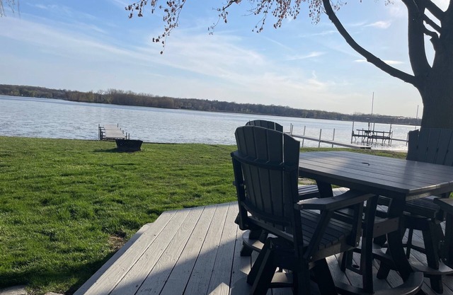 Renovated Lakefront On All Sports Big Barbee Lake-No Stairs-Steps From Water