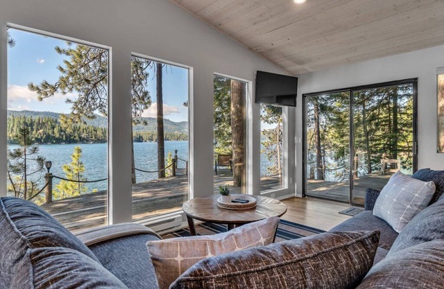 Renovated Lakehome w/ amazing view, Great Fishing, Dog-Friendly, Boatslip, Dock
