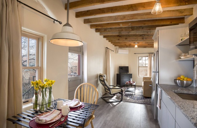 Nur wenige Schritte vom Santa Fe Plaza, der Canyon Road und dem Railyard District entfernt erwartet Sie das renovierte Loft