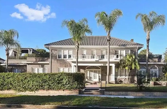 RENOVATED LUXURY 6000 sqft Mansion in Downtown Orlando SLEEP 14 NEAR Theme Parks