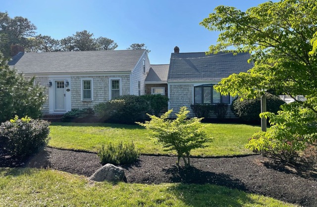 Renovated, modern Chatham beach house with lots of cozy charm
