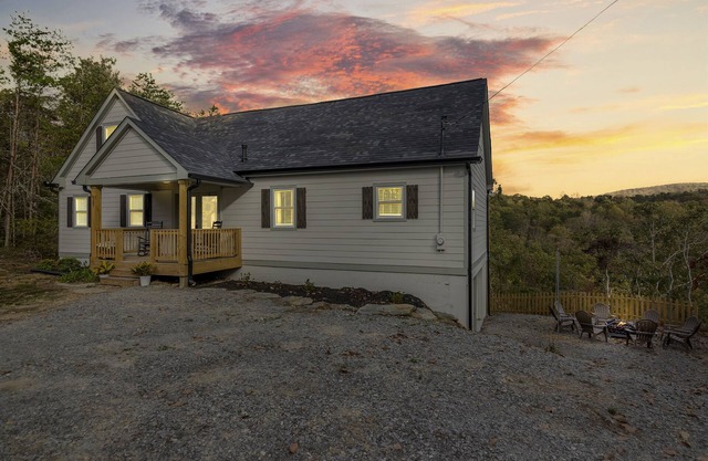 Renovated | Mtn Views | Hot tub | Fire Pit | Pet Friendly