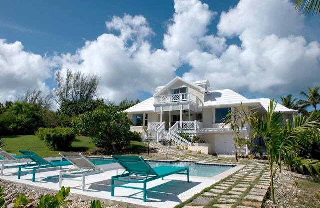 Neu renovierte Privatstrandvilla mit Pool- und Meerblick