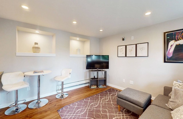 Renovated Queen Anne Escape | Smart TV, Parking, Patio & Walkable Locale