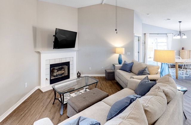 Renovated, quiet home with dog-friendly yard, AC & deck - watch the Blue Angels