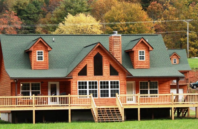 Neu renovierte Riverfront Cabin mit Blick auf die Berge