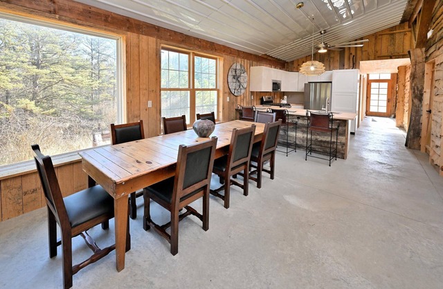 Renovated Rustic Lodge/Historic property. Hike, fish, star gaze. w/artist studio