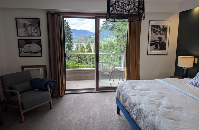 Renovated Shuswap Lake Cabin in Blind Bay | Sleeps 12 | Walk to Lake & Marina