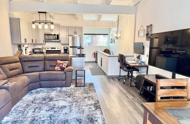 Renovated & spacious 2 bed/2 bath Condo with Mountain Views - near Eagle Lodge