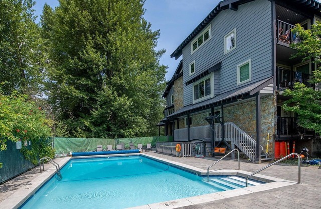 Renovated Spacious Loft with Pool & Mountain View