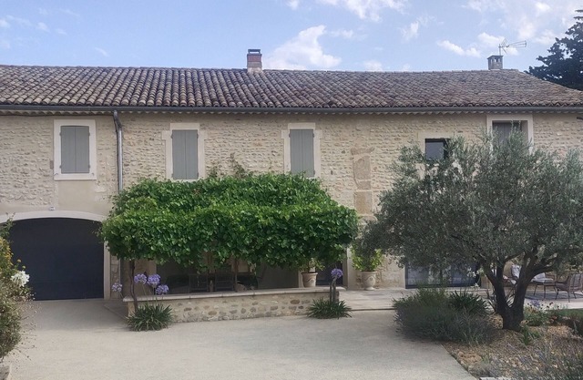 Renoviertes Bauernhaus aus Stein mit Pool und Blick auf den Mont Ventoux