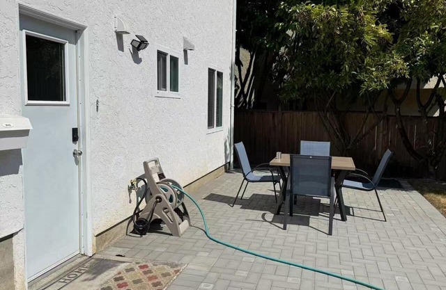 Renovated Suite 6 Minutes to UVIC and Beach – Modern Comforts & Pet-Friendly