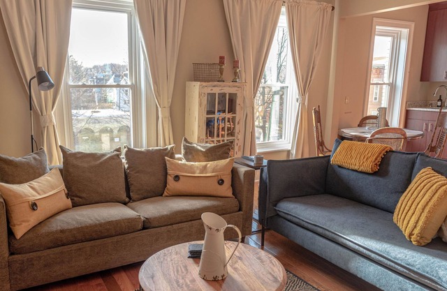 Renovated Sunlit suite 1Bd in Midtown Arts District